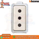 DADO TOMACORRIENTE 3 EN LÍNEA 2P+T 10A 250V MARFIL MAGIC
